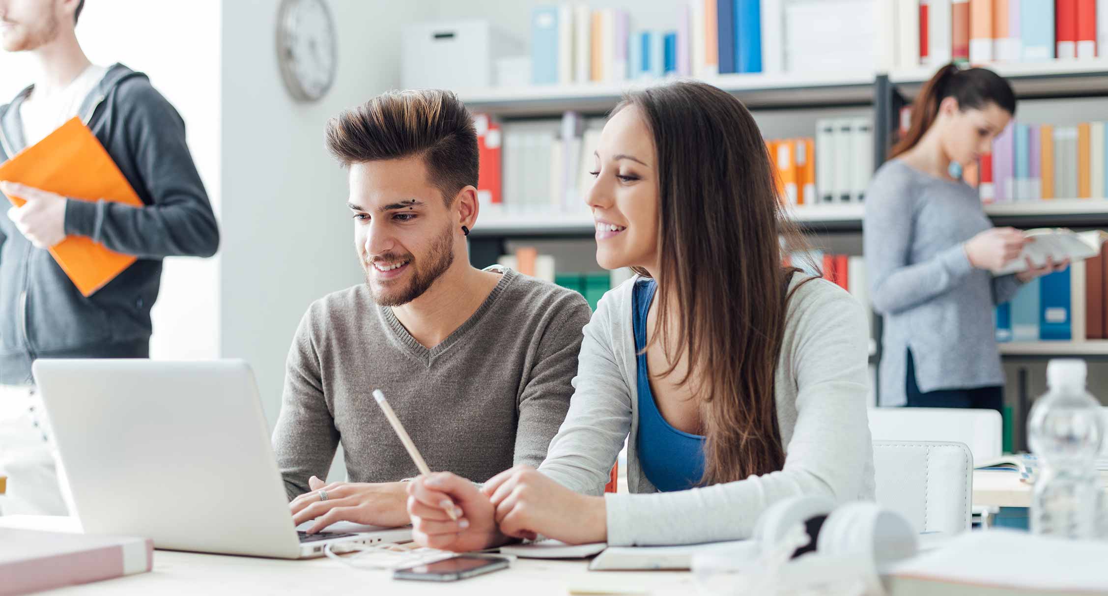 amigos estudiando en libreria Saló de l’Ensenyament 2021 fecha