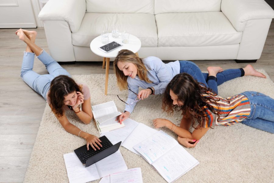 Chicas-estudiando-en-el-suelo_Habitaciones-para-universitarios_Unihabit-scaled-900×600