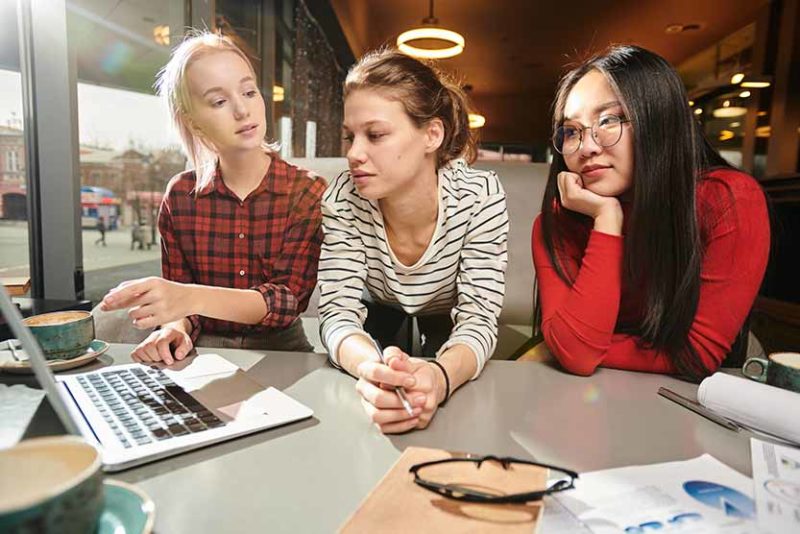 tres chicas estudiando con ordenador en biblioteca Halls of residence for masters and PhD students