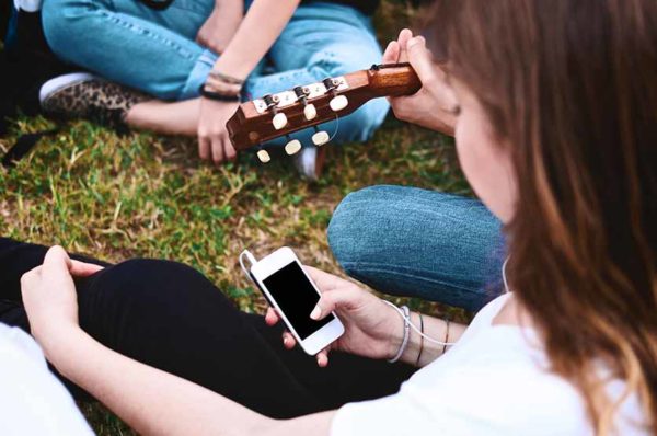 estudiante en campus mirando el mobil what is there to do in a student hall of residence