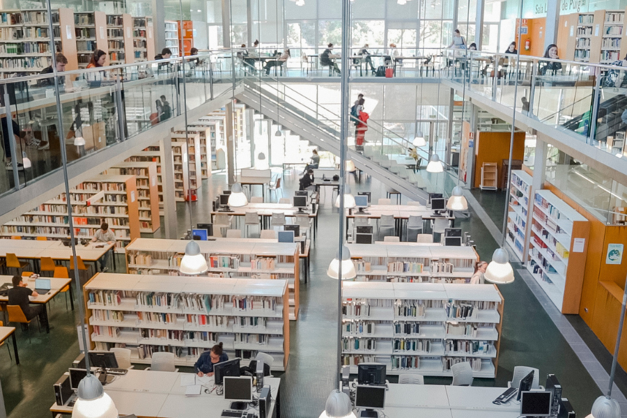 edad para estudiar una carrera universitaria biblioteca