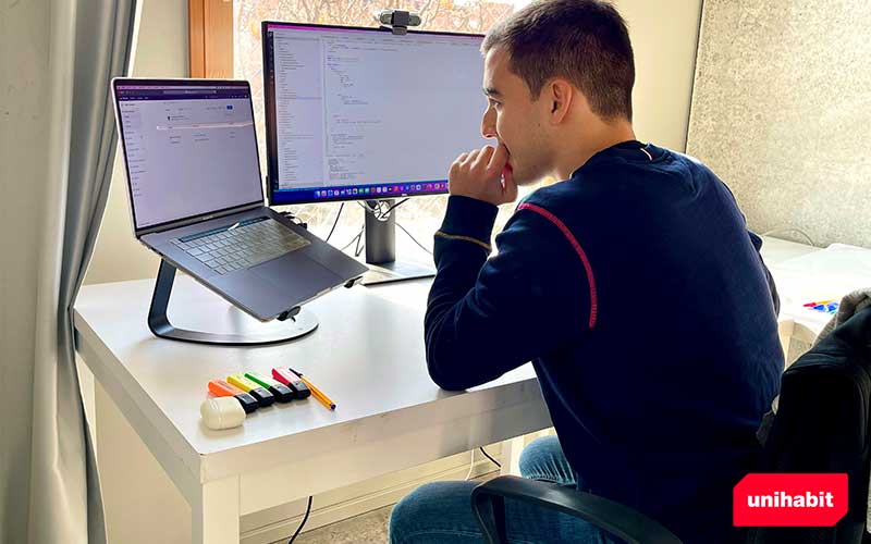 Entrevista Nestor campos en habitacion Unihabit Entrevista Néstor Campos