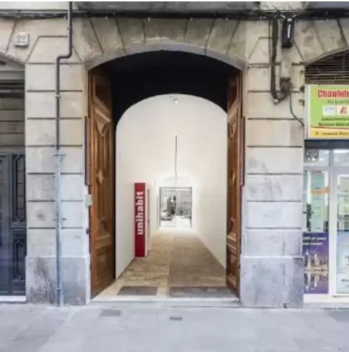 entrada-residencia-universitaria-en Barcelona-con-servicios-incluidos