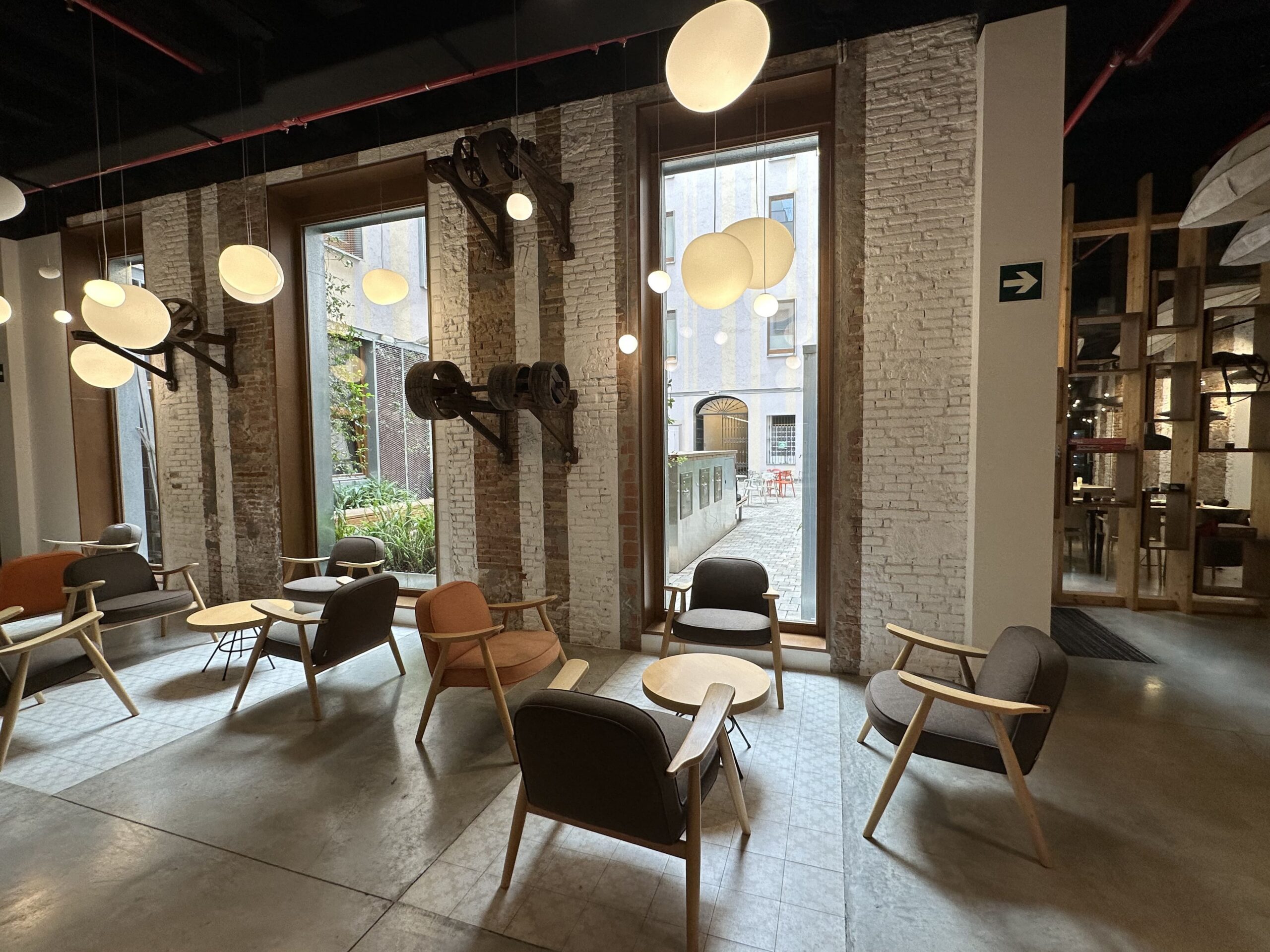 residencia-universitaria-en Barcelona-con-servicios-incluidos-salon