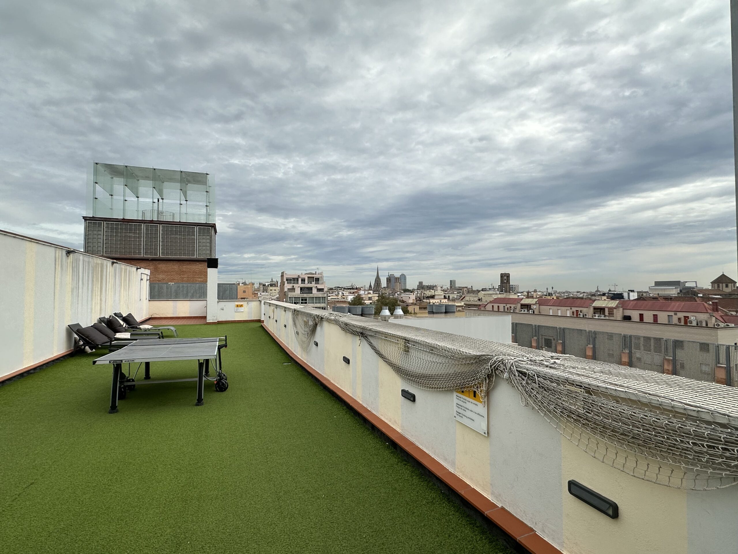 residencia-universitaria-en Barcelona-con-servicios-incluidos-terraza-pingpong (1)